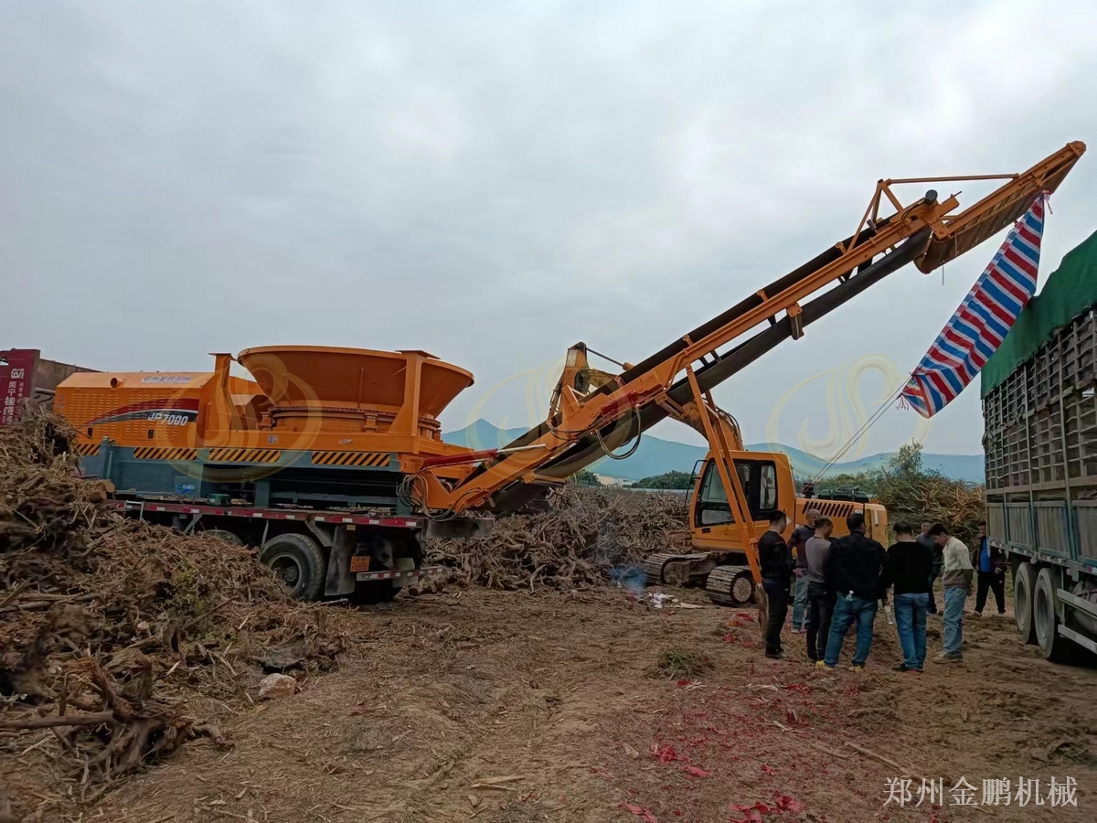 郑州金鹏移动树根树枝粉碎机用于林区大料预粉碎处理应用现场