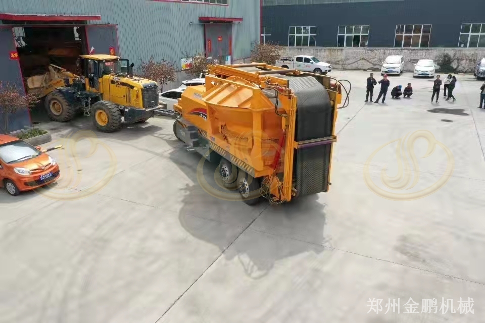 郑州金鹏多功能树墩破碎机用于大尺寸木料预粉碎处理应用现场