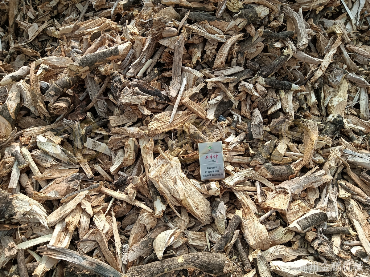 郑州金鹏破碎树根机器处理废弃树根的效果应用现场