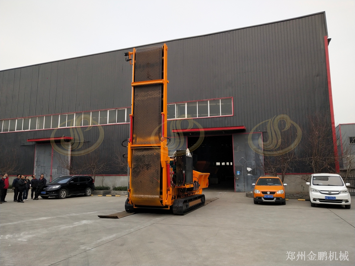 郑州金鹏履带式木材粉碎机灵活适用于露天木材处理应用现场